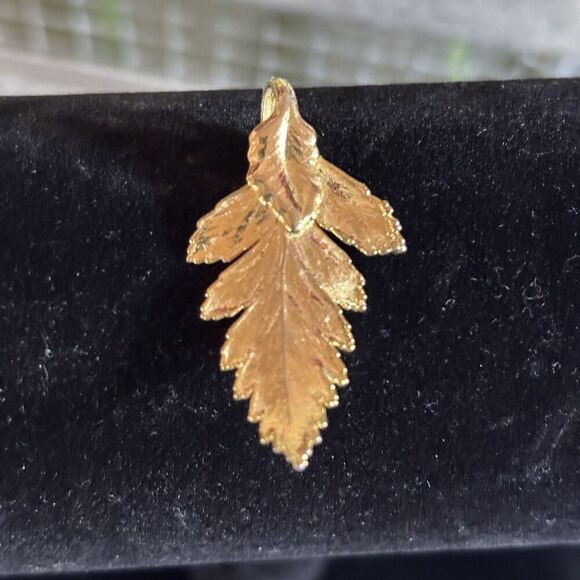 Leaf Pendant Gold Tone. 1 1/2” Length. Nature, Outdoors - Picture 1 of 3